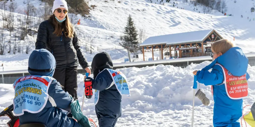 enfants dans la neige les saturnins garderie méribel