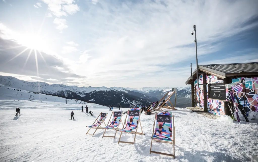 transat sur la neige en haut d'une piste de ski