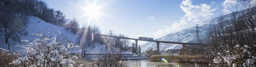 funiculaire de bourg saint maurice vers les arcs dans la neige