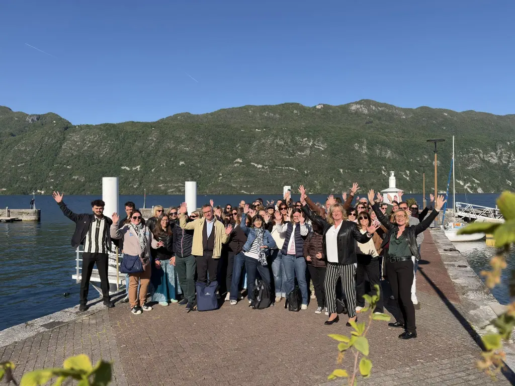 équipe CIS Immobilier sur un ponton au bord du lac du bourget