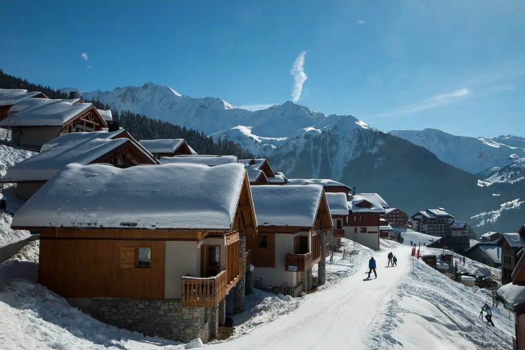 vue sur les chalets et skieur dans le village de vallandry