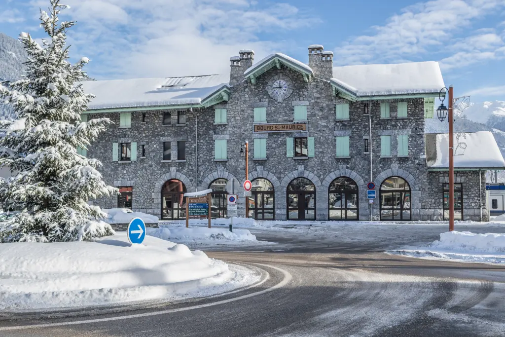 mairie de bourg saint maurice l'hiver dans la neige