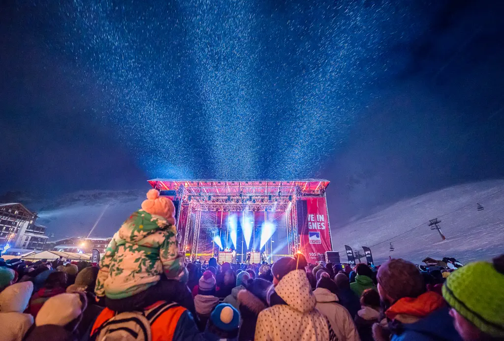 concert de nuit près des pistes de ski à tignes
