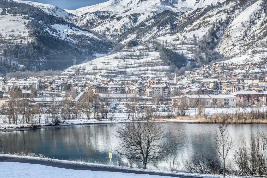 vue sur la ville de bourg saint maurice et le lac