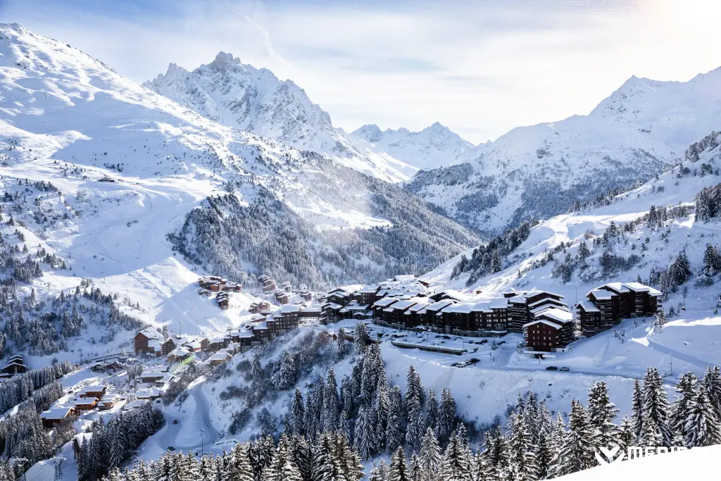 vue sur le village de méribel en savoie l'hiver enneigé