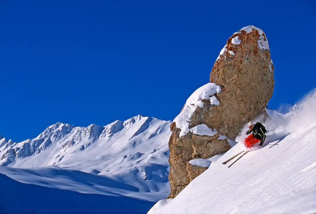 skieur dans la neige descente val d'isère