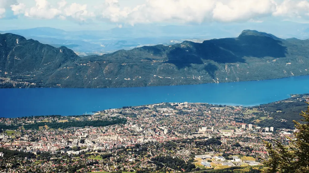 vue aérienne d'aix les bains et du lac du bourget en savoie