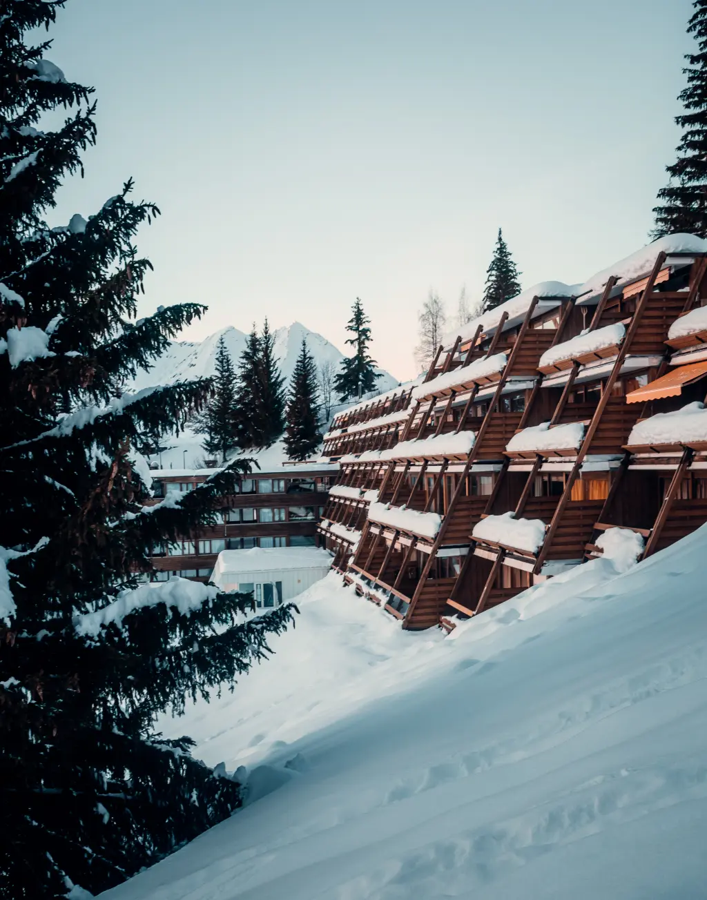 batiment sous la neige aux arcs 1600