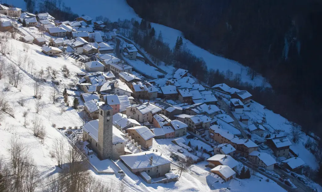vue aérienne du village de peisey nancroix