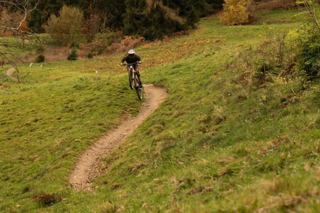 personne en vtt de descente