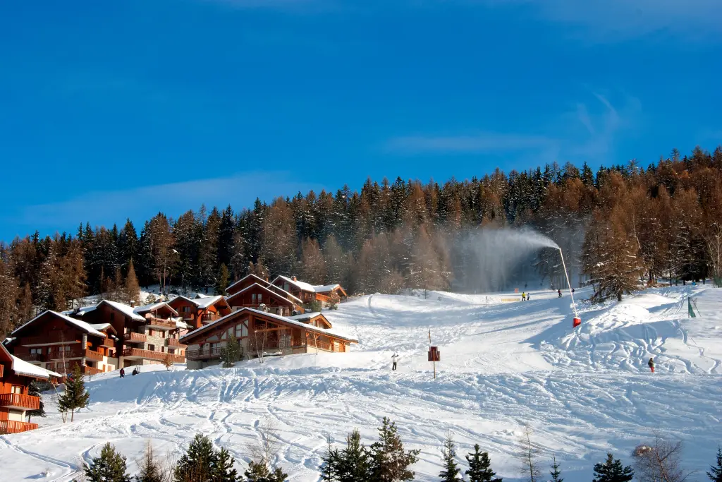canon à neige en activité sur les pistes de vallandry