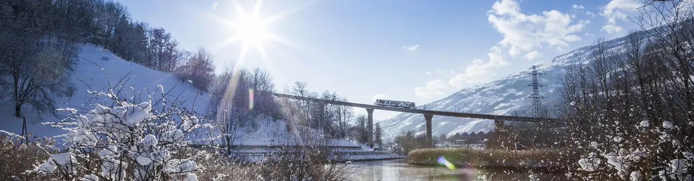 funiculaire de bourg saint maurice vers les arcs dans la neige