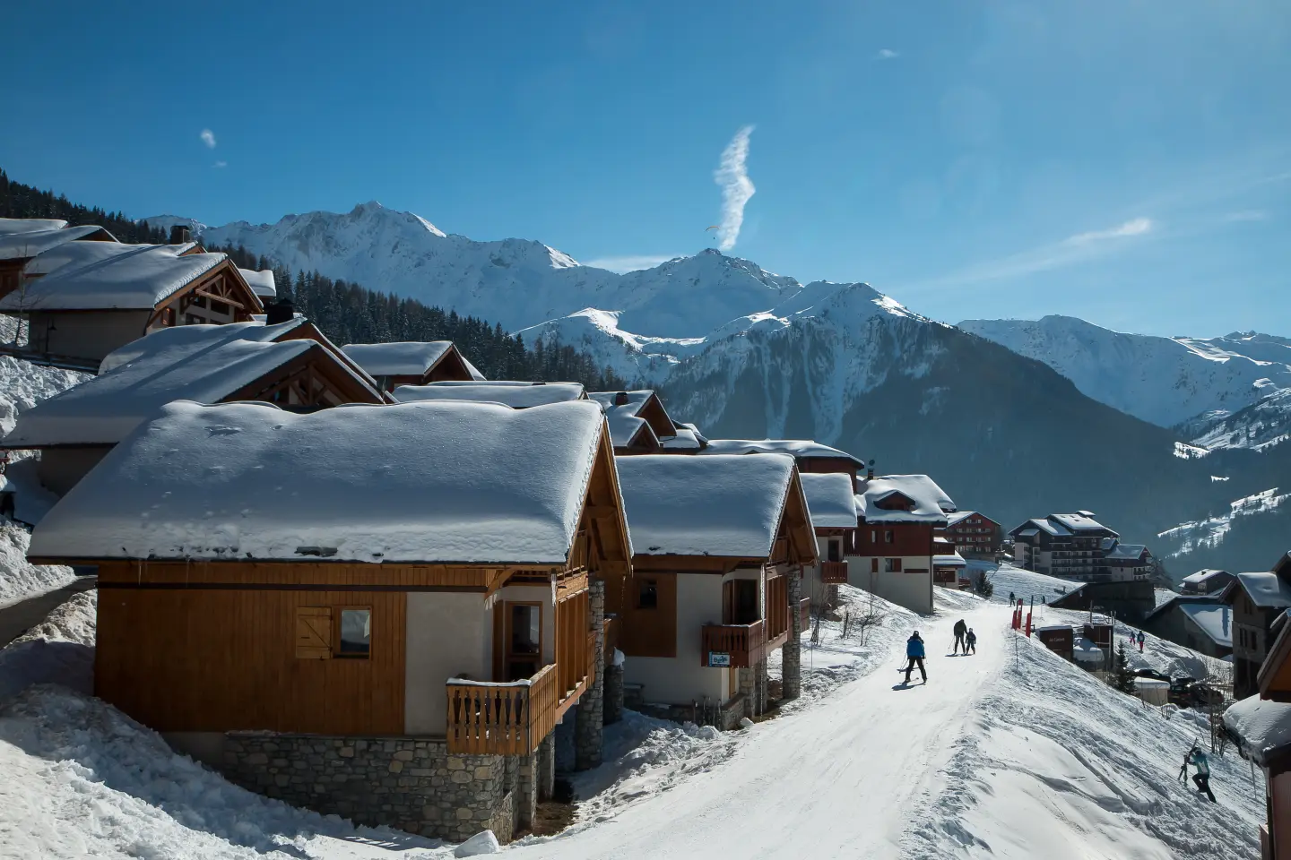 vue sur les chalets et skieur dans le village de vallandry