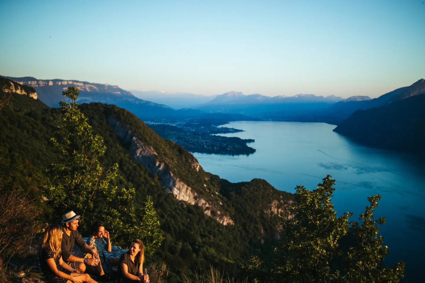 groupe d'amis en haut d'une colline avec vue sur le lac du bourget en savoie