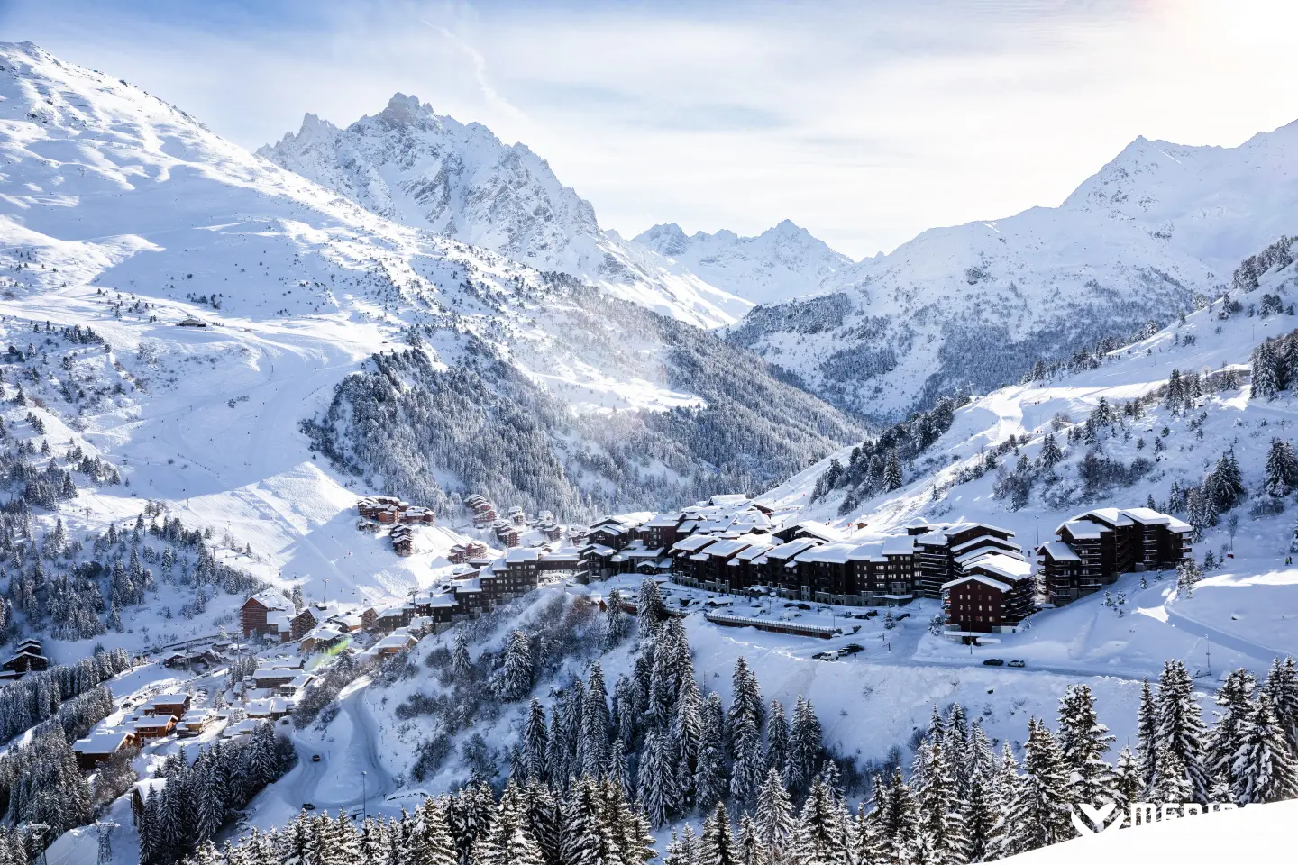 vue sur le village de méribel en savoie l'hiver enneigé