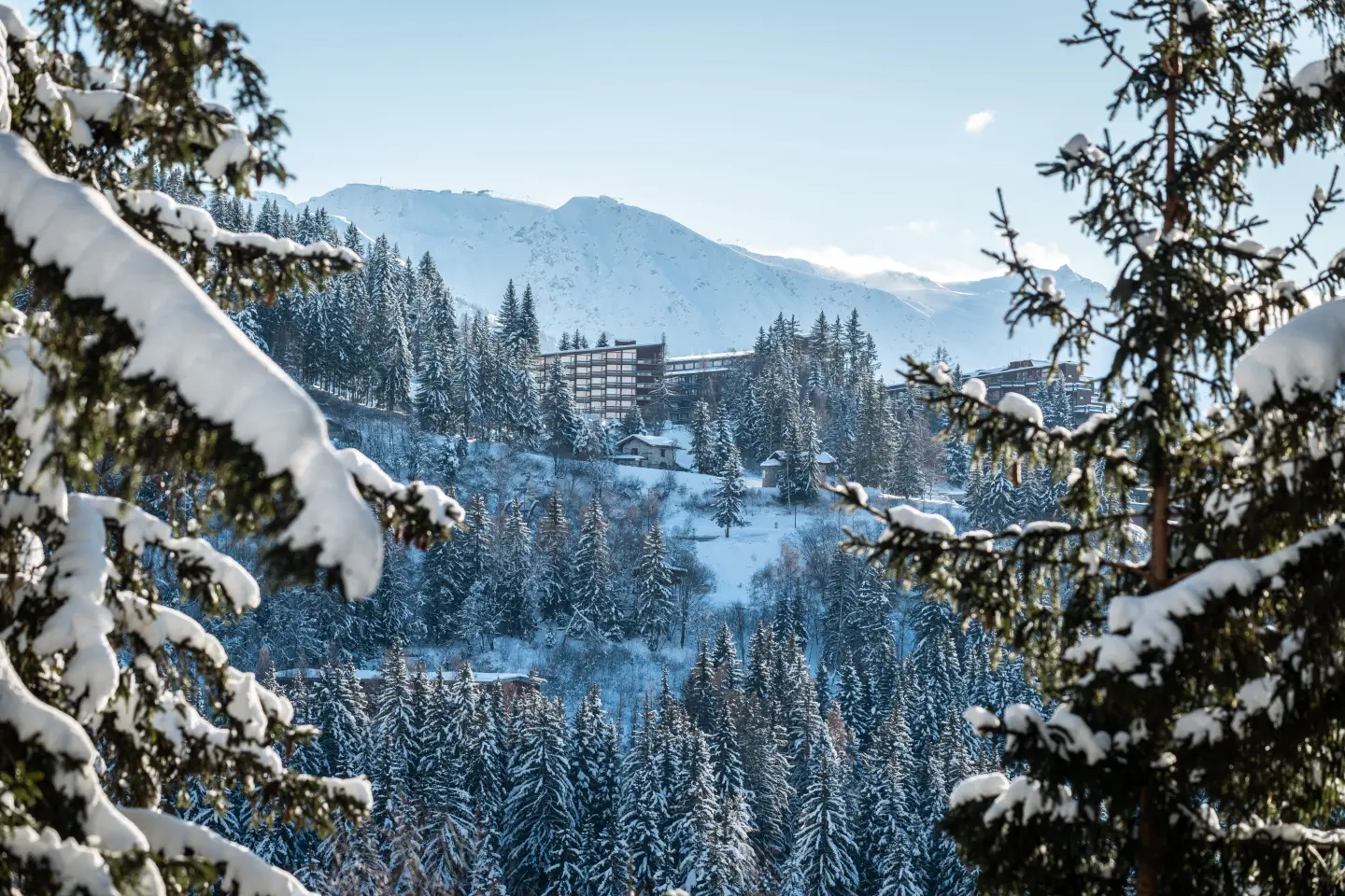 vue des arcs 1800 depuis un chemin sous la neige