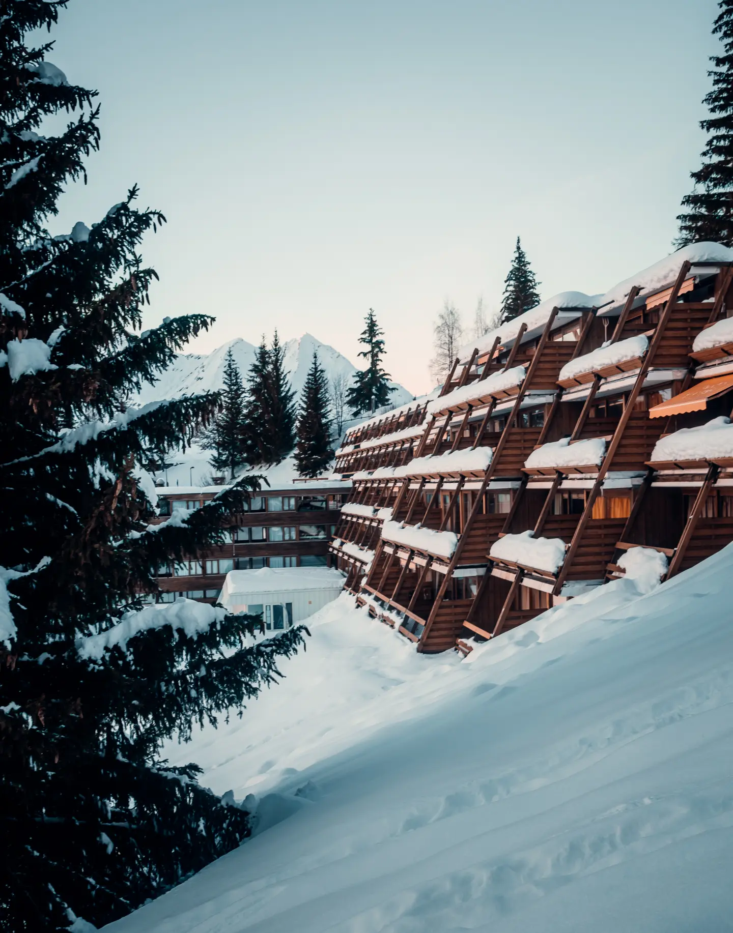batiment sous la neige aux arcs 1600