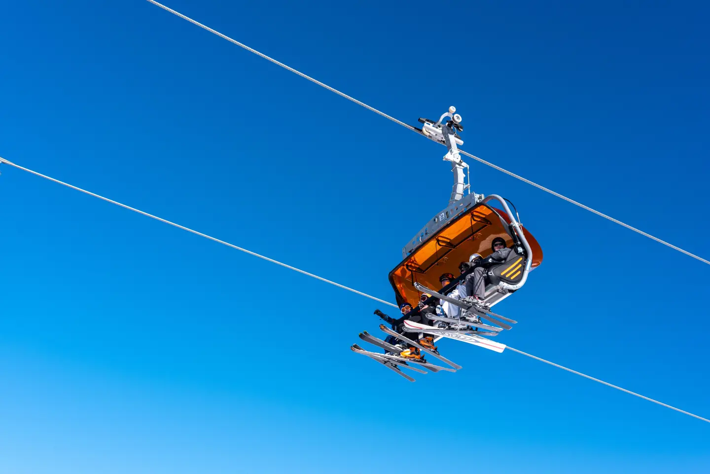 personne dans un télésiège remontée mécanique ski