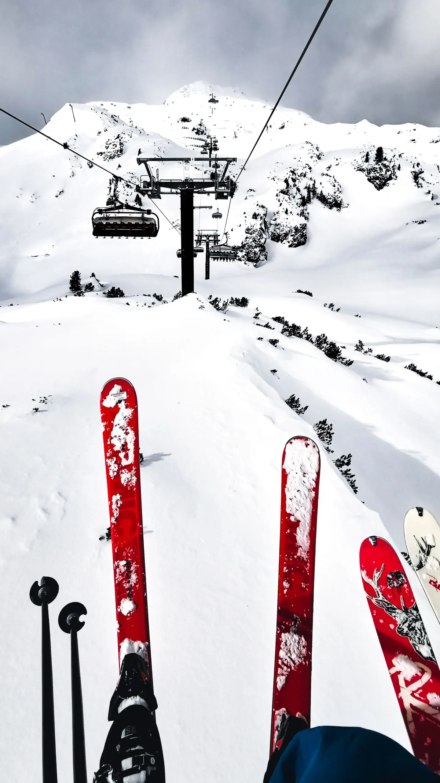 personne dans un télésiège remontée mécanique ski