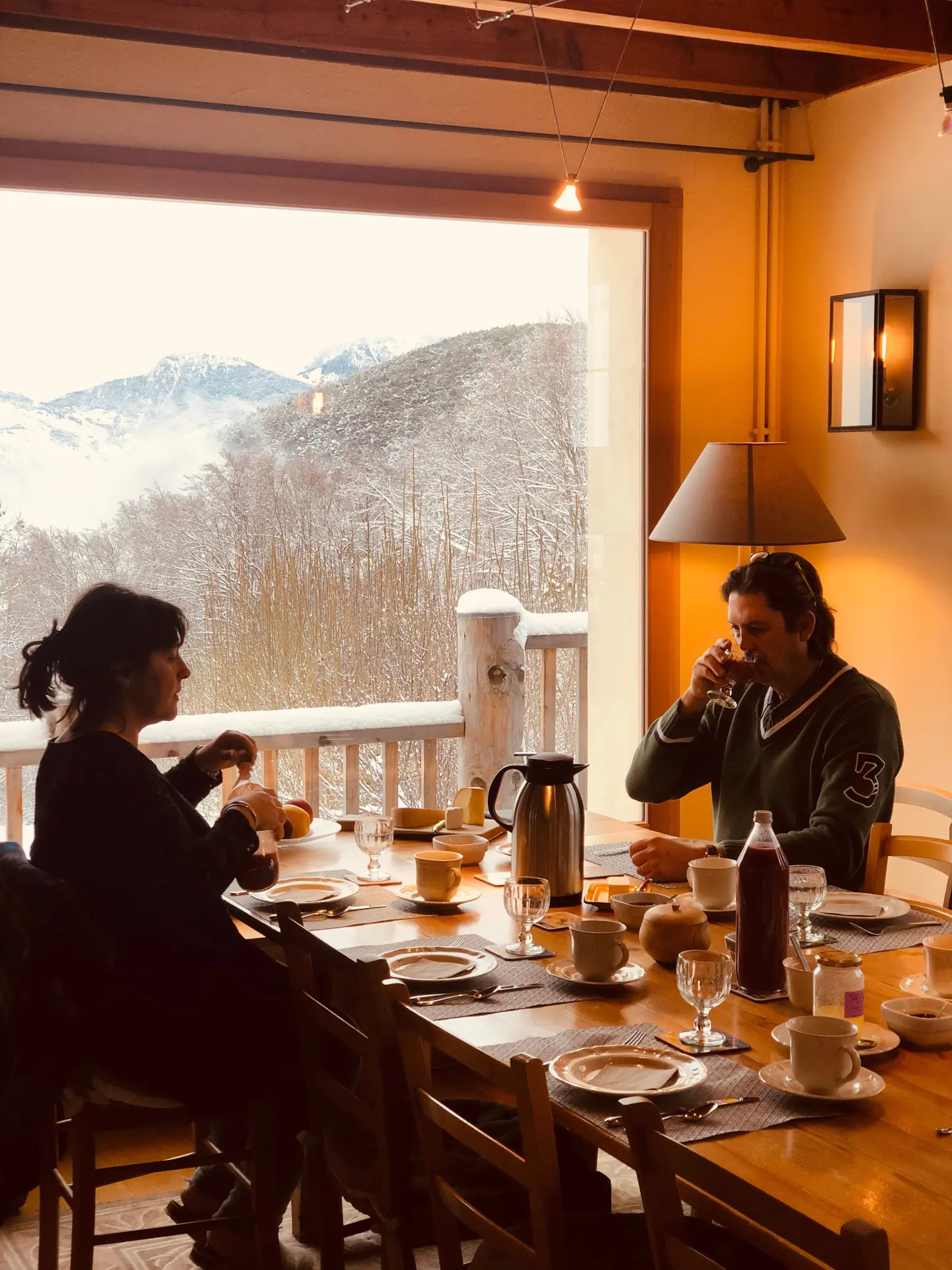 petite déjeuner à la montagne entre amis