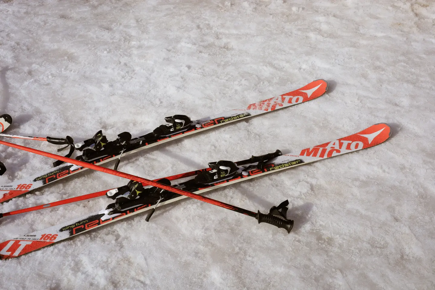 paire de skis posée sur la neige