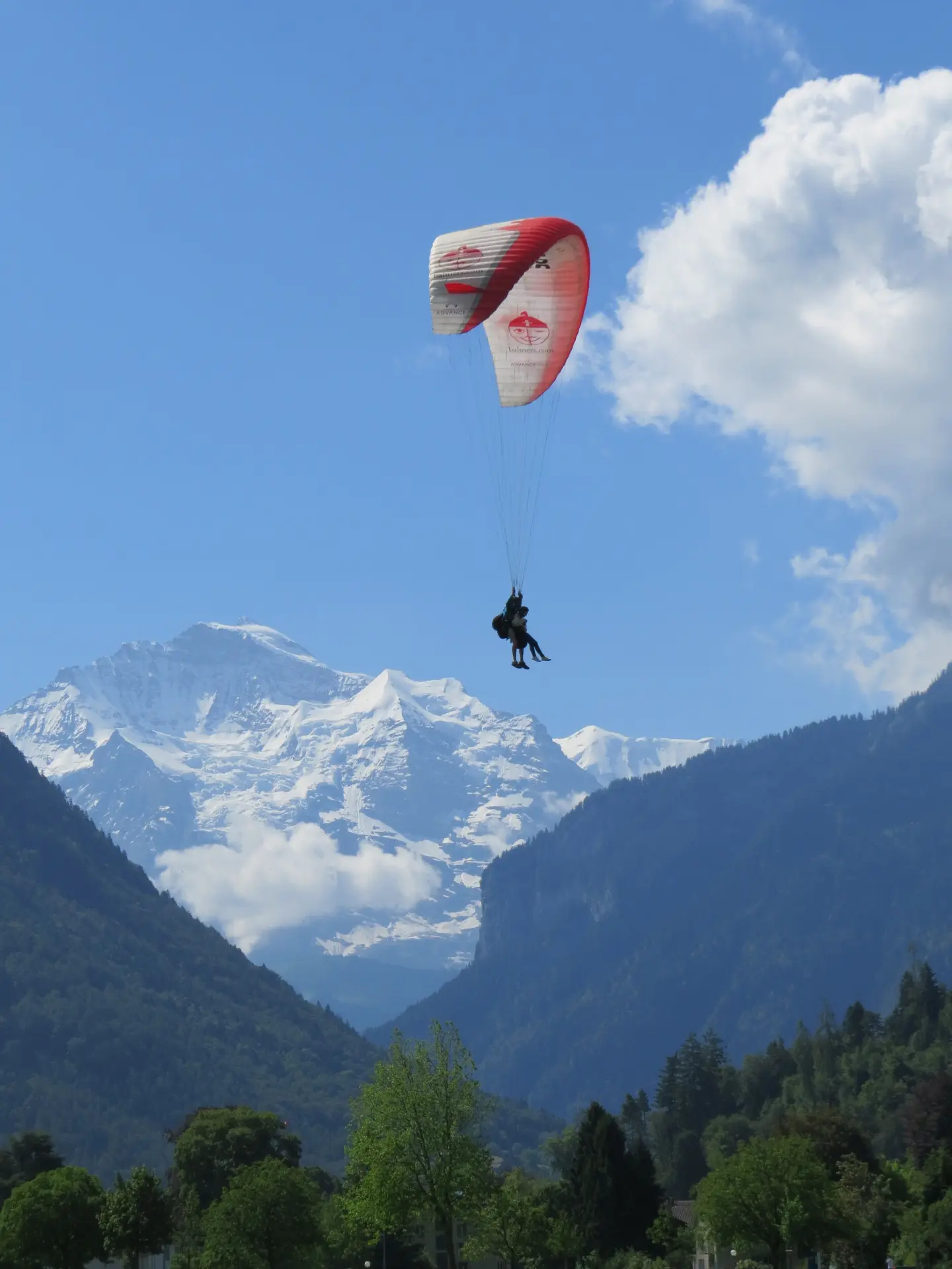 personne faisant du parapente en montagne