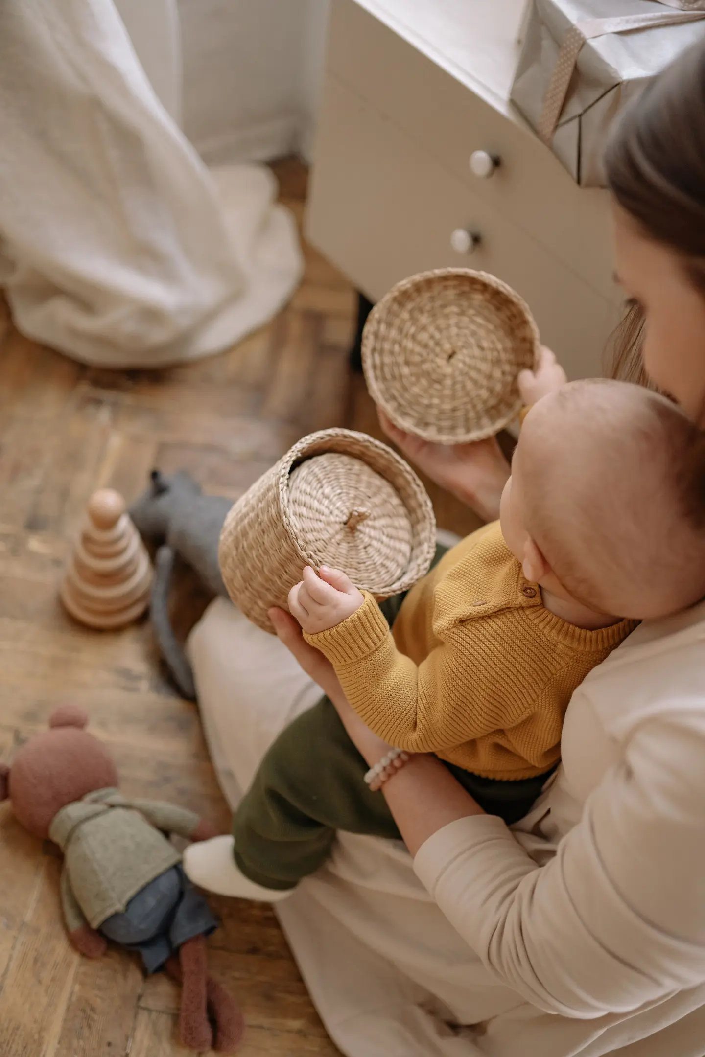 jeune fille gardant un enfant