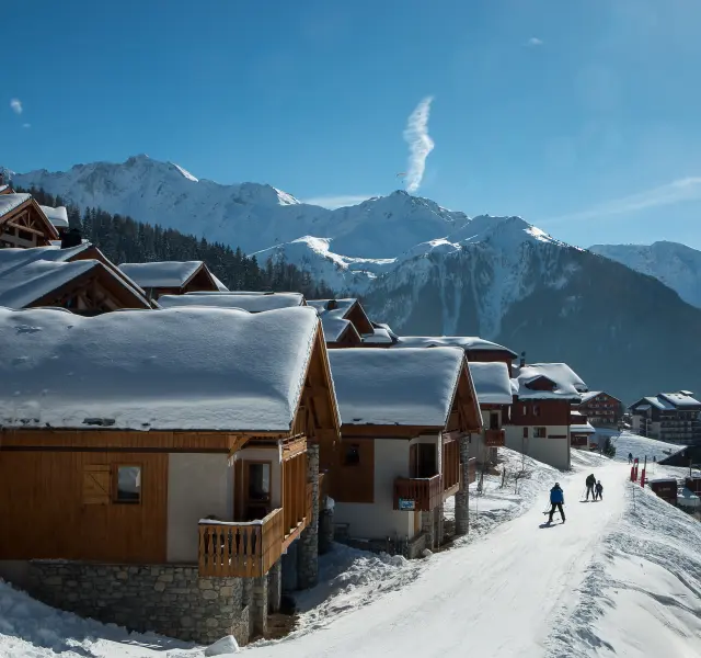 vue sur les chalets et skieur dans le village de vallandry