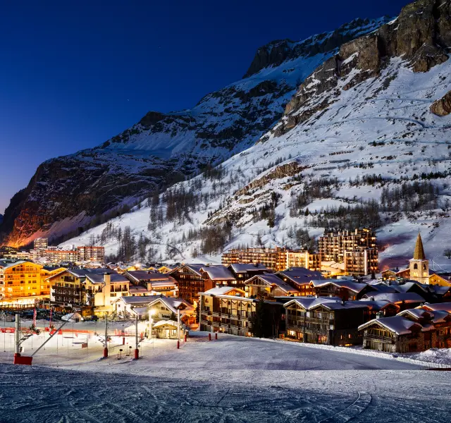 centre de val d'isere la nuit