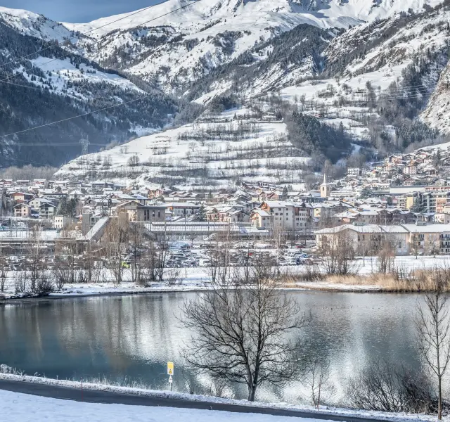 vue sur la ville de bourg saint maurice et le lac