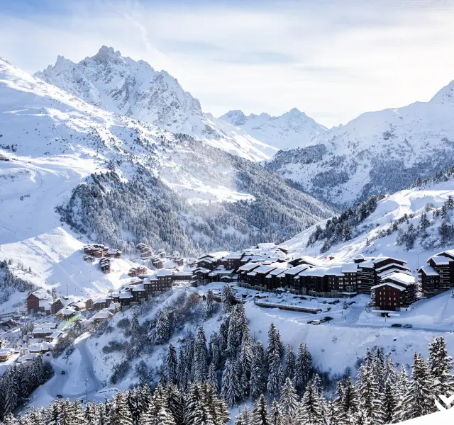 vue sur le village de méribel en savoie l'hiver enneigé