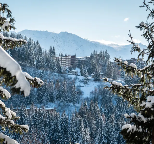 vue des arcs 1800 depuis un chemin sous la neige