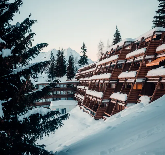 batiment sous la neige aux arcs 1600
