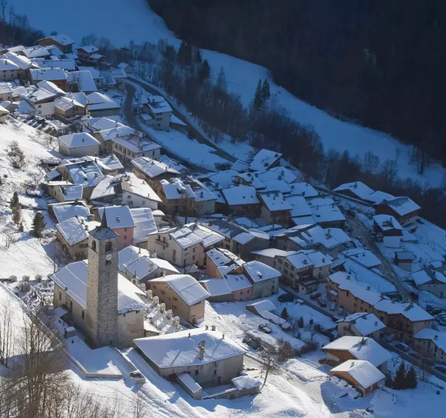 vue aérienne du village de peisey nancroix