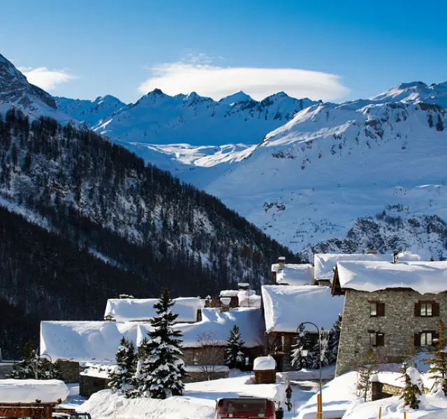 village le fornet val d'isere avec chalets
