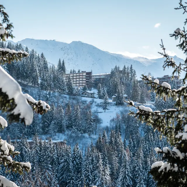 vue des arcs 1800 depuis un chemin sous la neige