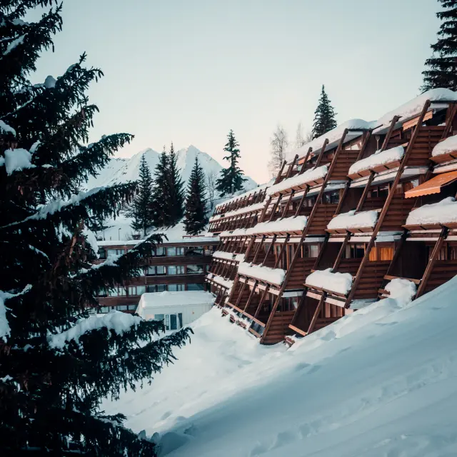 batiment sous la neige aux arcs 1600