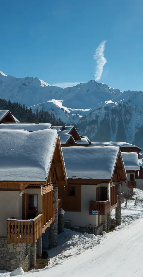 vue sur les chalets et skieur dans le village de vallandry
