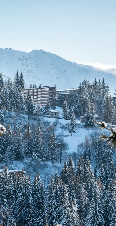 vue des arcs 1800 depuis un chemin sous la neige