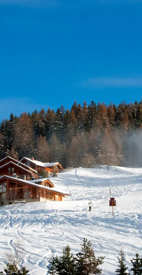 canon à neige en activité sur les pistes de vallandry