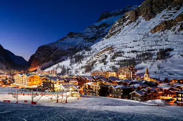 centre de val d'isere la nuit