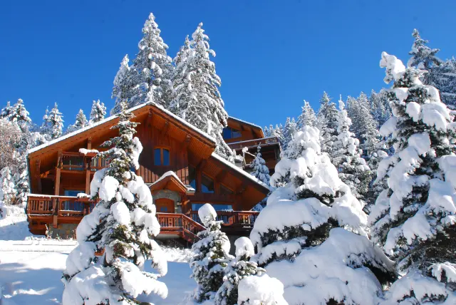 chalet dans la neige à méribel